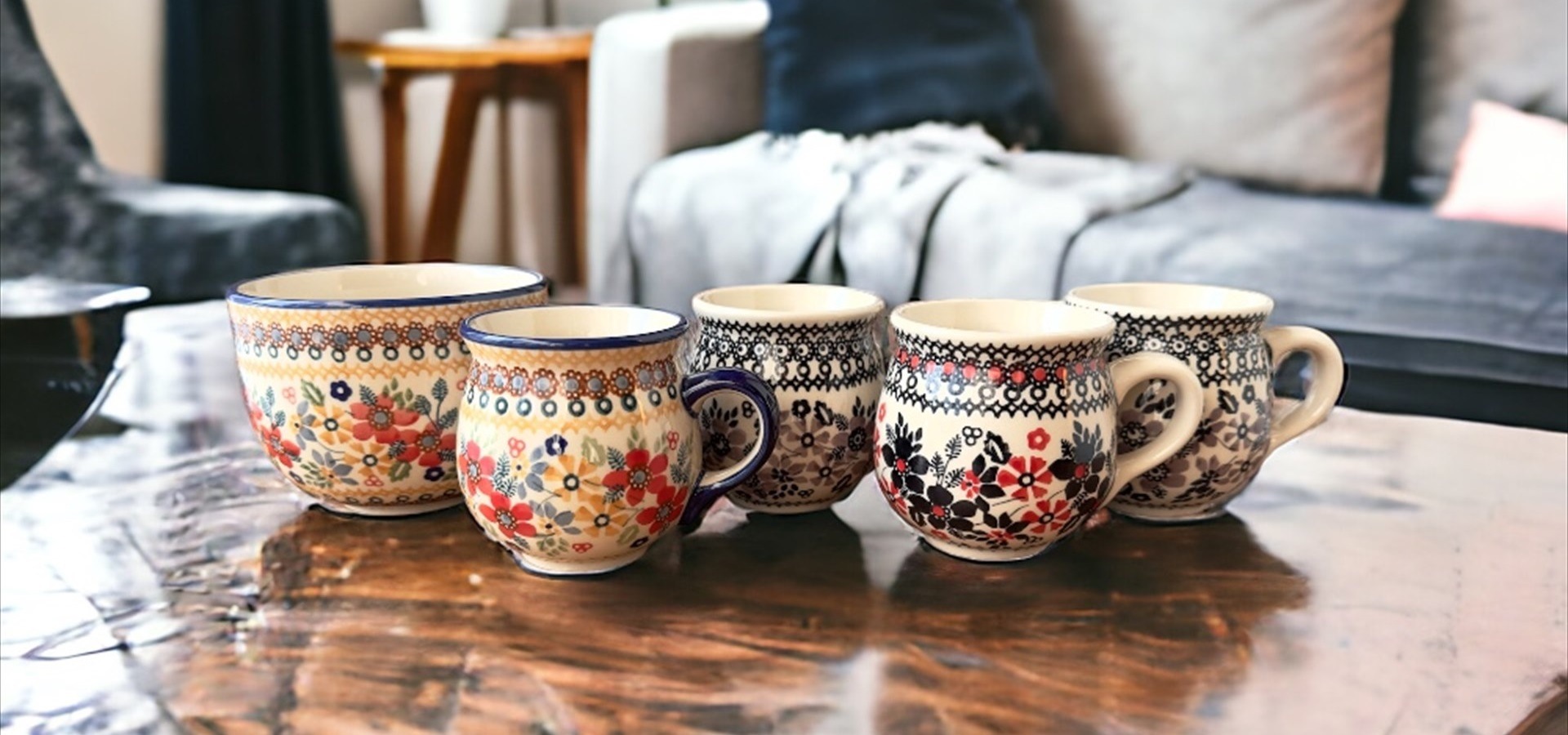 伝統美が映える花柄陶器のコレクション