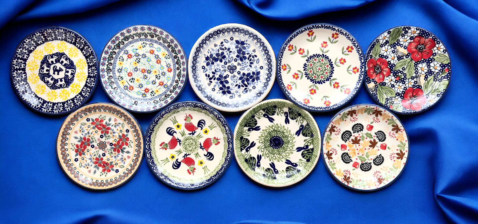 彩り豊かな陶器の皿コレクション