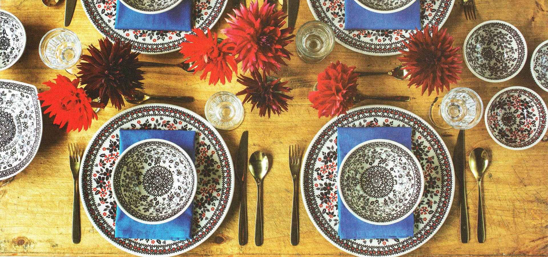華麗な花柄食器のテーブルセッティング