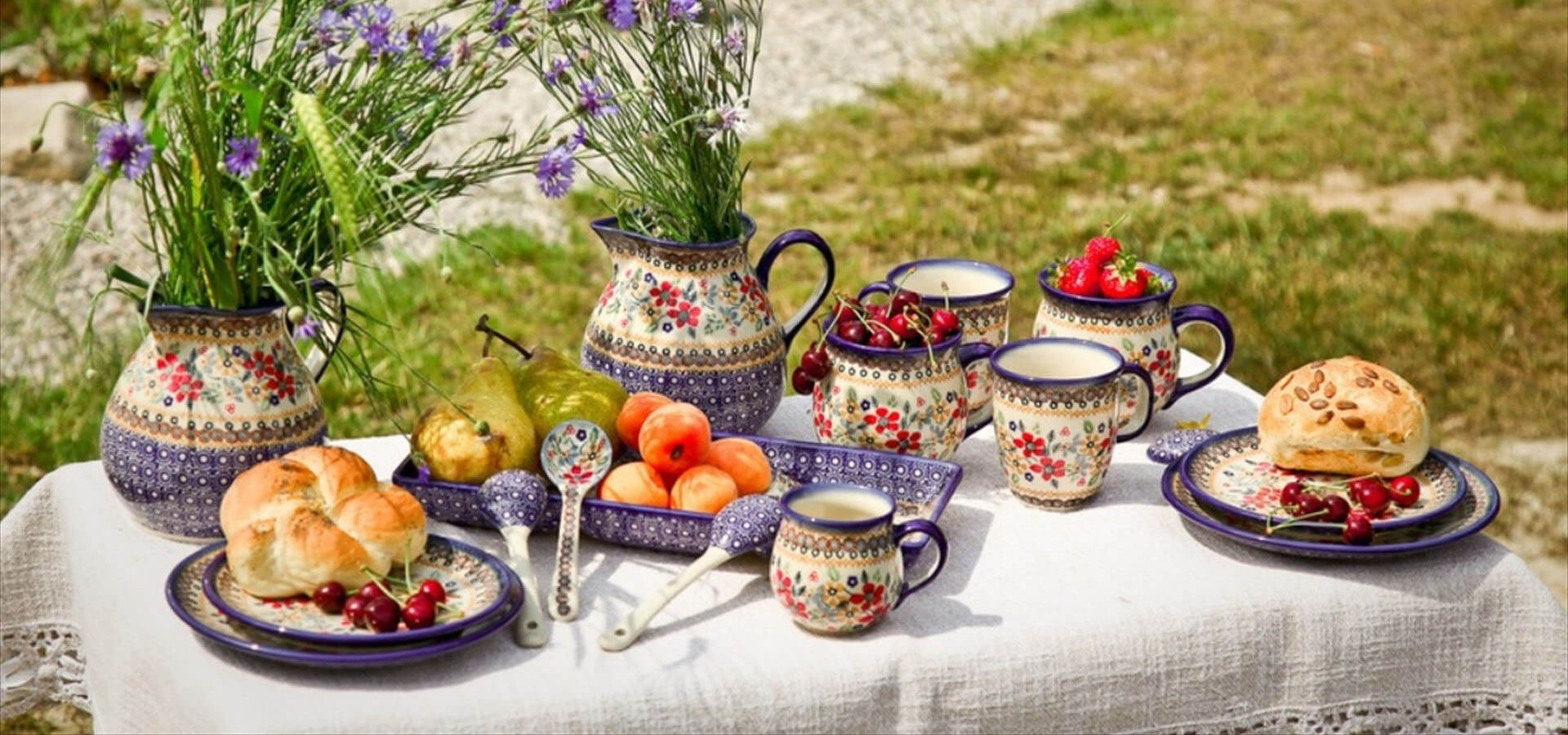 野の花と陶器のピクニック
