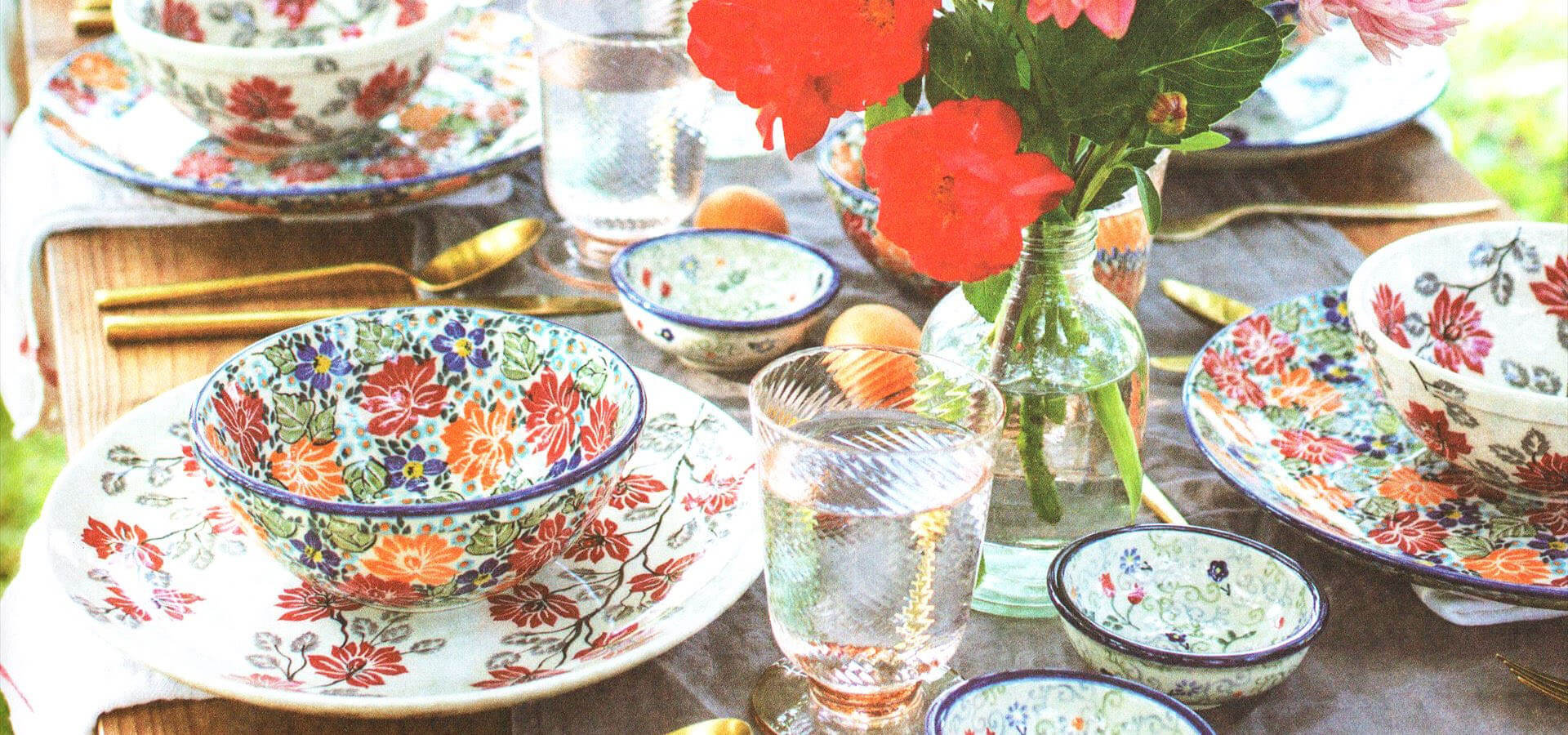 華麗な花柄食器のテーブルセッティング